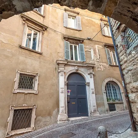 Classic Chic - Citta Alta Apartament